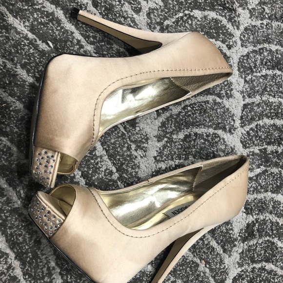 Steve Madden Feelixx Champagne Satin Size 6 1/2 - Picture 2 of 11